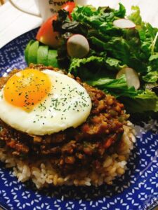 カレールーで簡単!目玉焼きキーマカレーワンプレート【献立紹介】