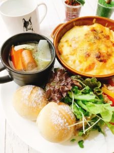 ほうれん草と鶏肉でシンプルに!マカロニグラタンのワンプレート【献立紹介】