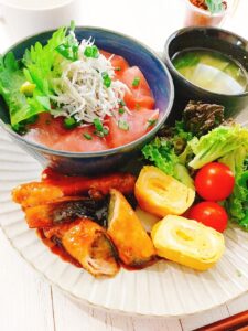 お刺身で簡単盛り付け!海鮮2色丼ワンプレート【献立紹介】